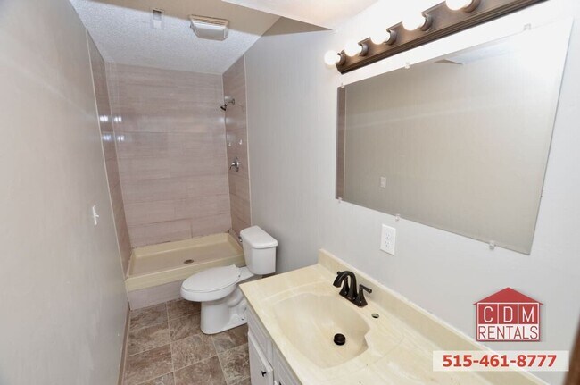 Building Photo - Wonderful Urbandale Home