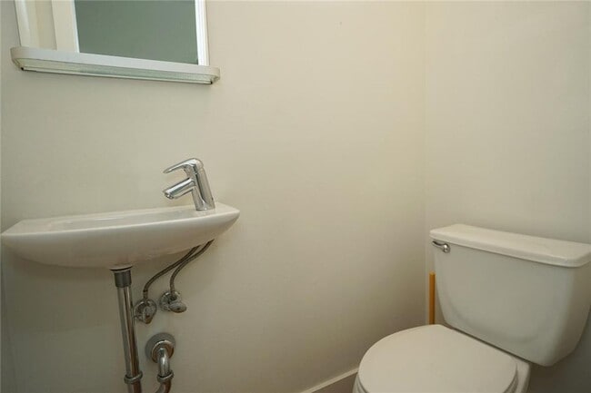 Building Photo - Stunning Townhouse In A Great Location Nea...