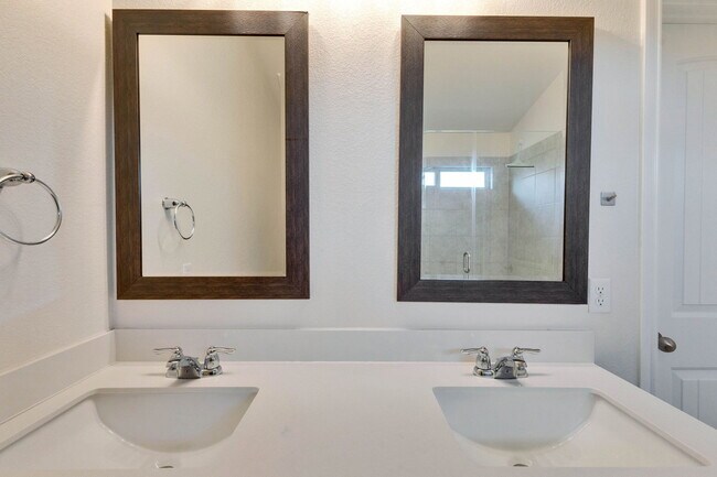 Building Photo - 12904 Pealing Wy