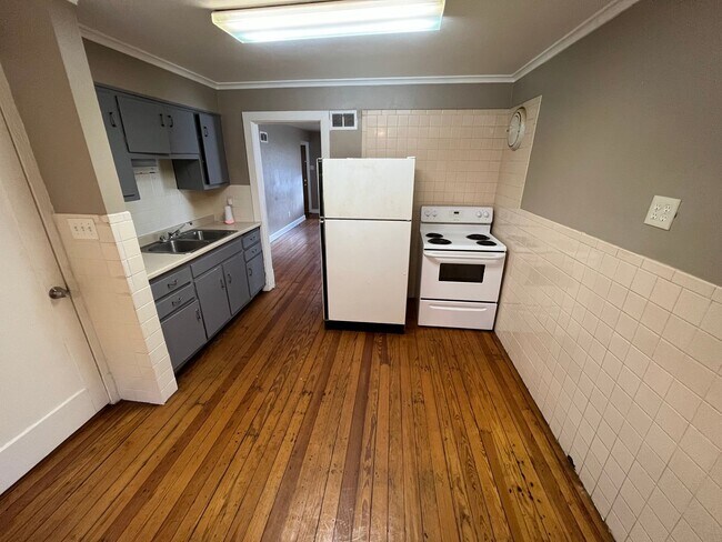 Building Photo - Two Bedroom Home with Attached Garage Move...
