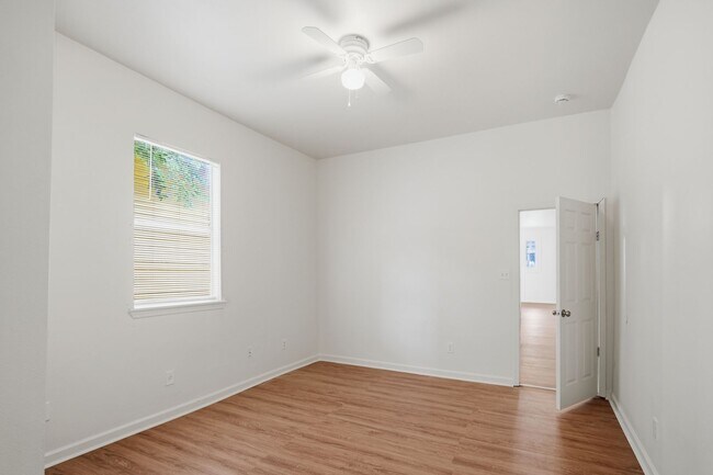 Building Photo - 2522 N Prieur St