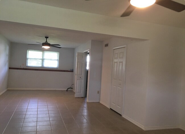 Building Photo - 35 Southwind Ln