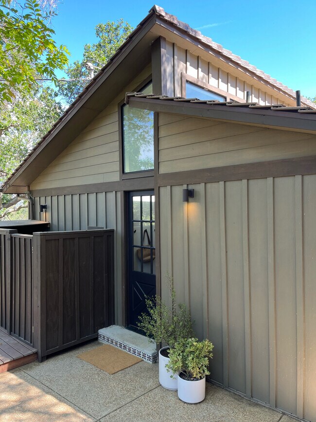 Building Photo - 21273 Entrada Rd