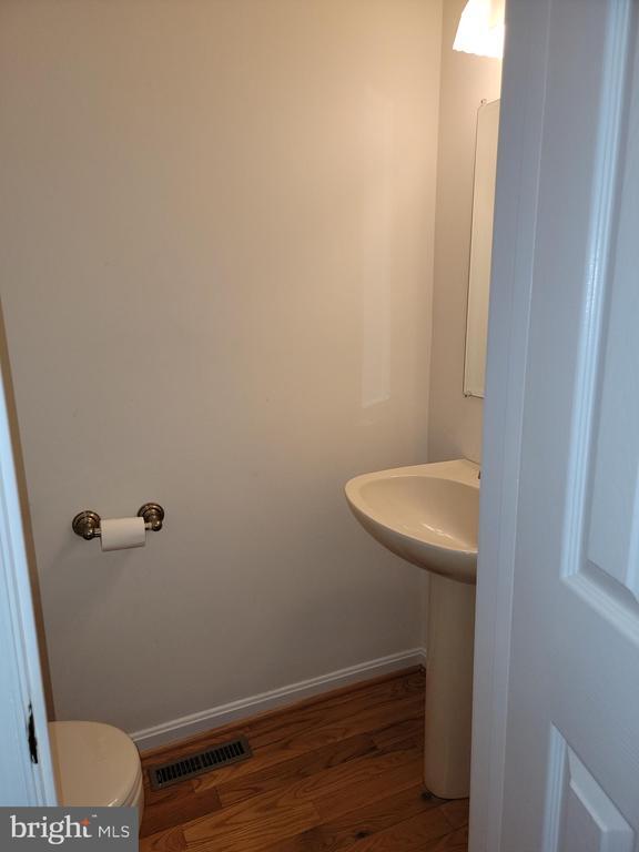 Building Photo - 1926 Thomas Run Cir