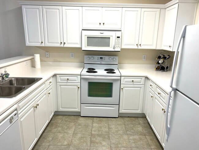 Building Photo - First Floor, 2 Bedroom, 2 Bath Condo with Screened Patio! Community Pool! Available Now!