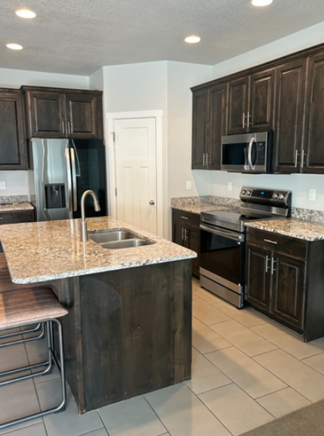 Building Photo - Stylish 3-Bedroom Townhome in Traverse Mou...