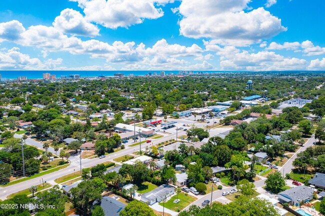 Building Photo - 1717 Sunset Dr