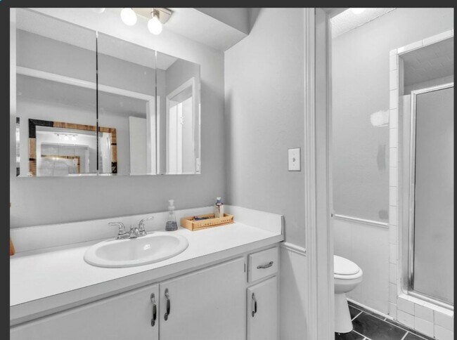 Building Photo - 2 bed 2 bath downstairs condo unit with co...