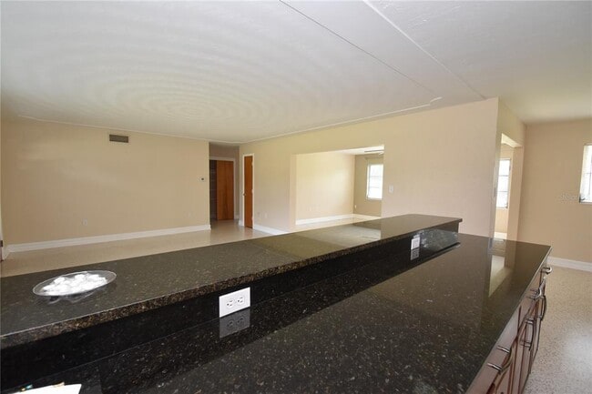 Building Photo - 6611 Colonial Dr
