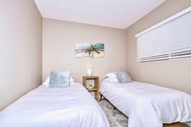 3rd bedroom with 2 twin beds, walk in closet - 35 Dudley Ave