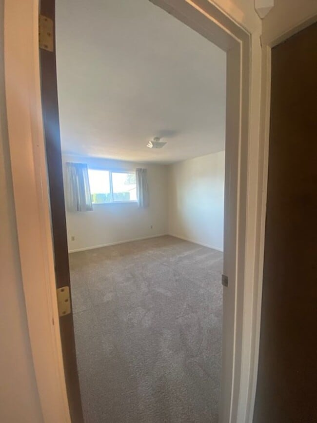 Building Photo - Charming 2 Bedroom Duplex With Fenced Yard In Quiet Neighborhood!