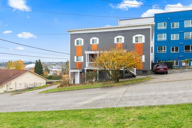 Building Photo - 612 S 18th St