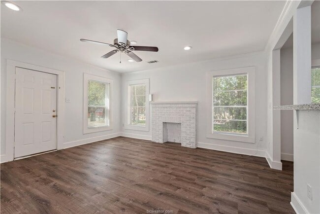 Building Photo - AUGUST PRE-LEASE!! Adorable 3/2 close to D...