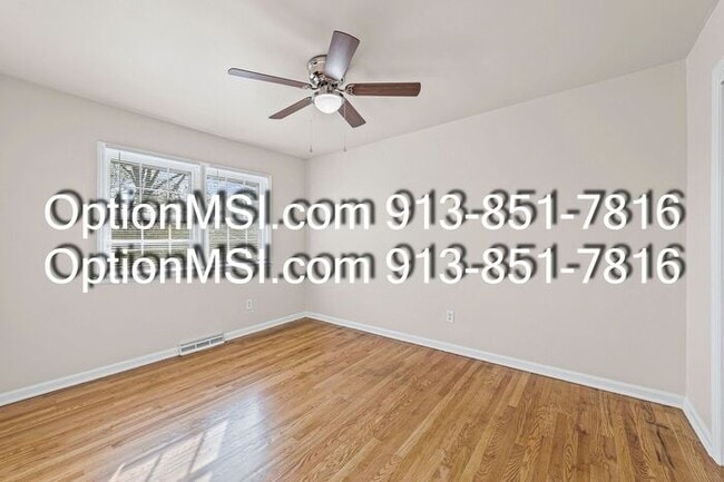 Building Photo - Spacious & Updated Duplex Near Downtown Overland Park!