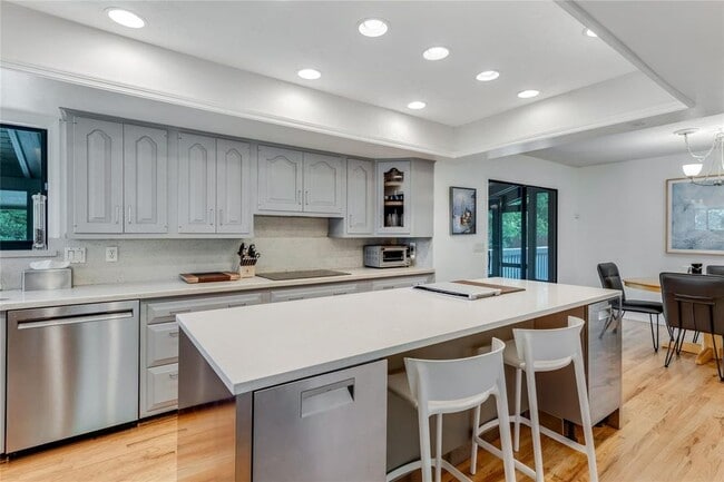 Building Photo - 315 Sweet Bay Ave