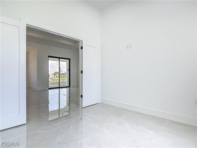 Building Photo - 323 NE 19th Terrace