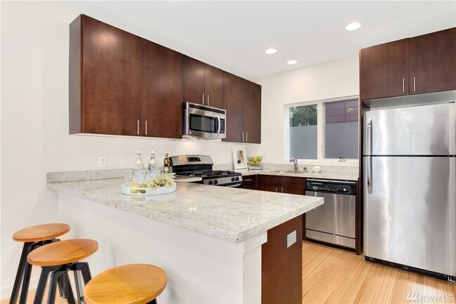 Building Photo - Stunning Townhome in the heart of Columbia City