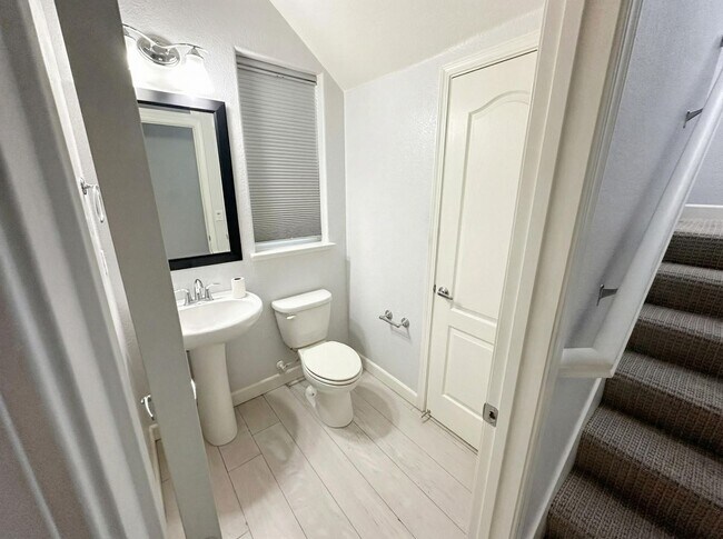 Building Photo - Beautiful 3BD Home in Hayward – Over 2,200 Sq Ft of Comfortable Living