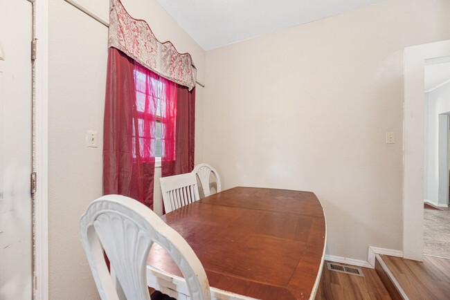 Building Photo - Charming 2 Bed 1 Bath - 2 weeks FREE!