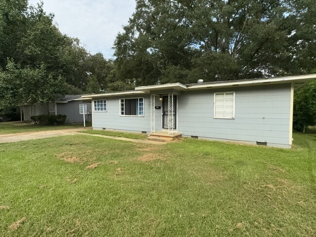 Building Photo - 3030 Oak Forest Dr