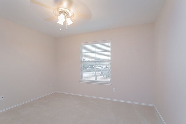 Building Photo - Inviting 4/BR 2/BA Home with Spacious Back...