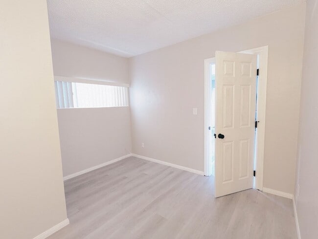 Building Photo - Beautifully renovated 3 bedroom unit in La...