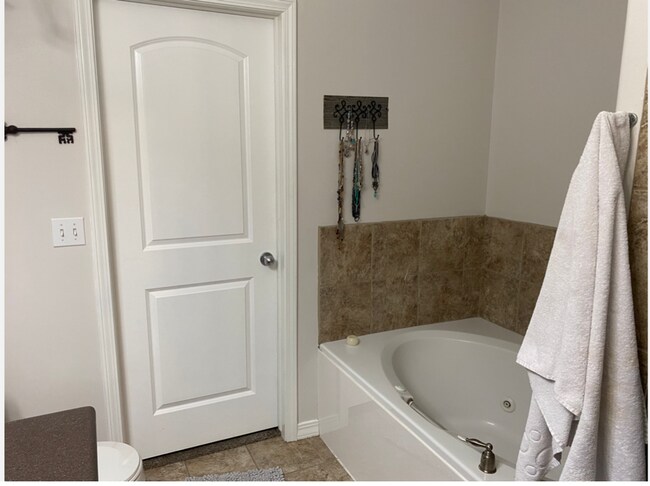 Building Photo - Beautiful 3-Bedroom Townhome in a Prime Location