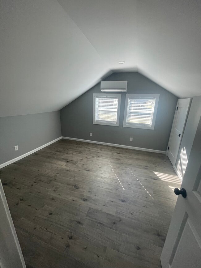 Building Photo - 916 9th St NE