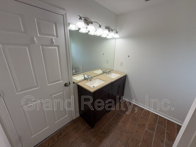 Building Photo - 1261 Mazurek Blvd