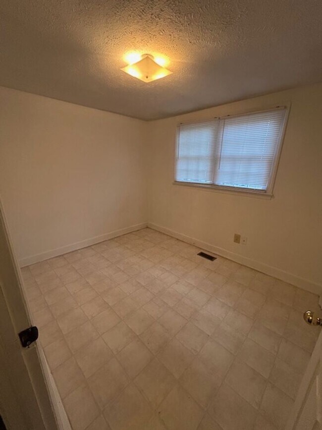 Building Photo - 3-Bedroom, 1-Bath House