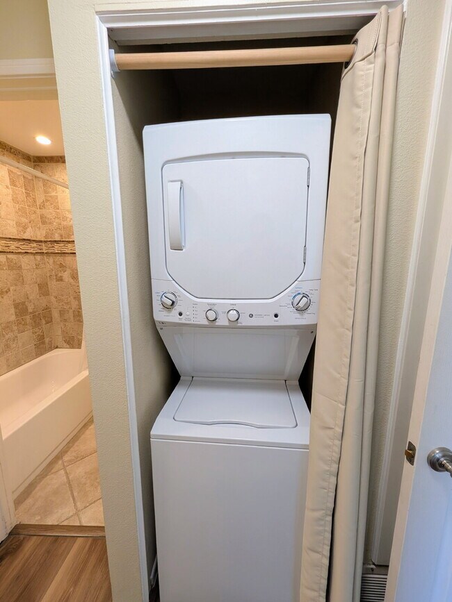 Building Photo - MOVE-IN READY – 1 BEDROOM CONDO IN GATED TUSTIN COMMUNITY (UNIT 70)