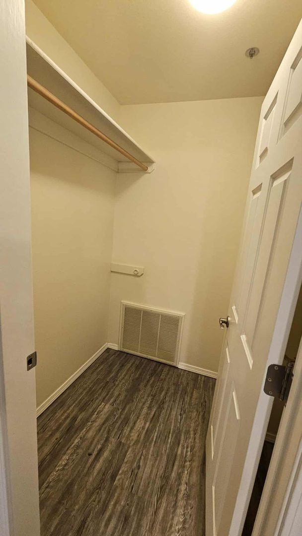 Building Photo - Fully Furnished Condo on Lake - This can b...