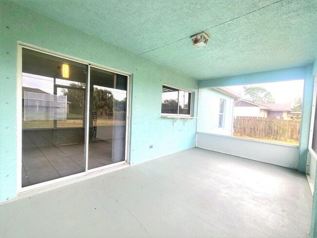 Building Photo - 1632 SE Chello Ln