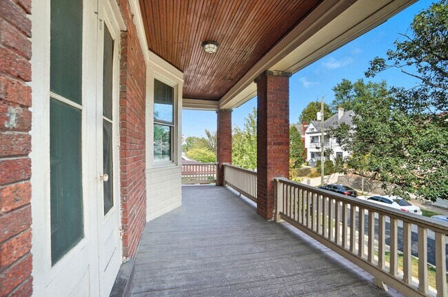 Building Photo - 6 Bed/3 Bath Remodeled Hyde Park Home w/Ce...