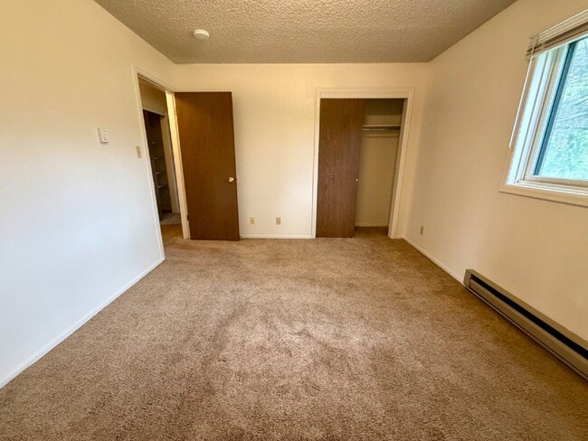 Building Photo - Main level two bedroom, one bathroom close to Greenway!
