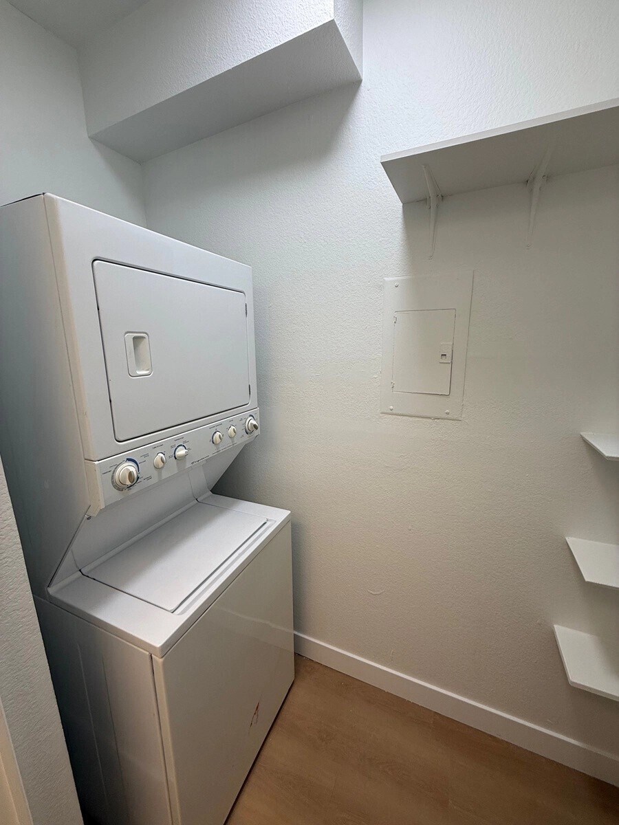 Building Photo - 15507 Moorpark St