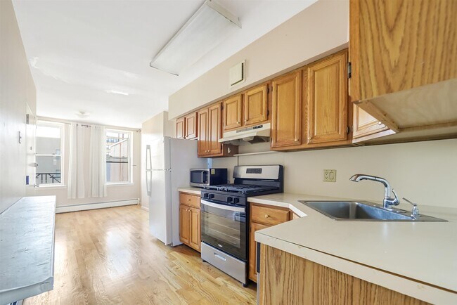 Building Photo - 523 Adams St