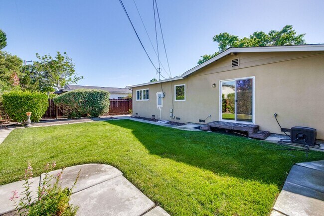 Building Photo - Excellent 4 bed 2.5 Bath Single Family Home!