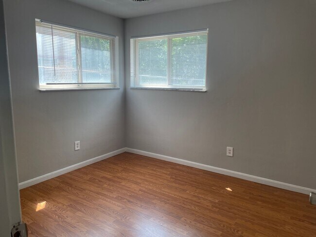 Building Photo - 545 Lowell Ave