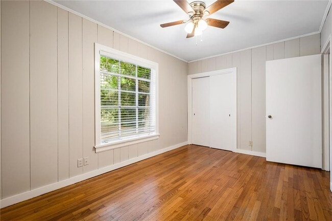 Building Photo - 321 Thornhill Cir