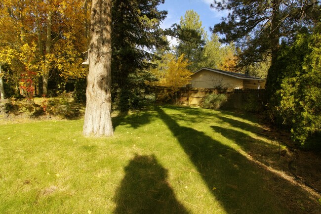 Building Photo - Spacious SW Bend Home on Nearly Half an Ac...