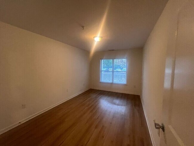 Building Photo - Central Wilmington, ground floor end unit, large 2 BR with porch(The Gardens)