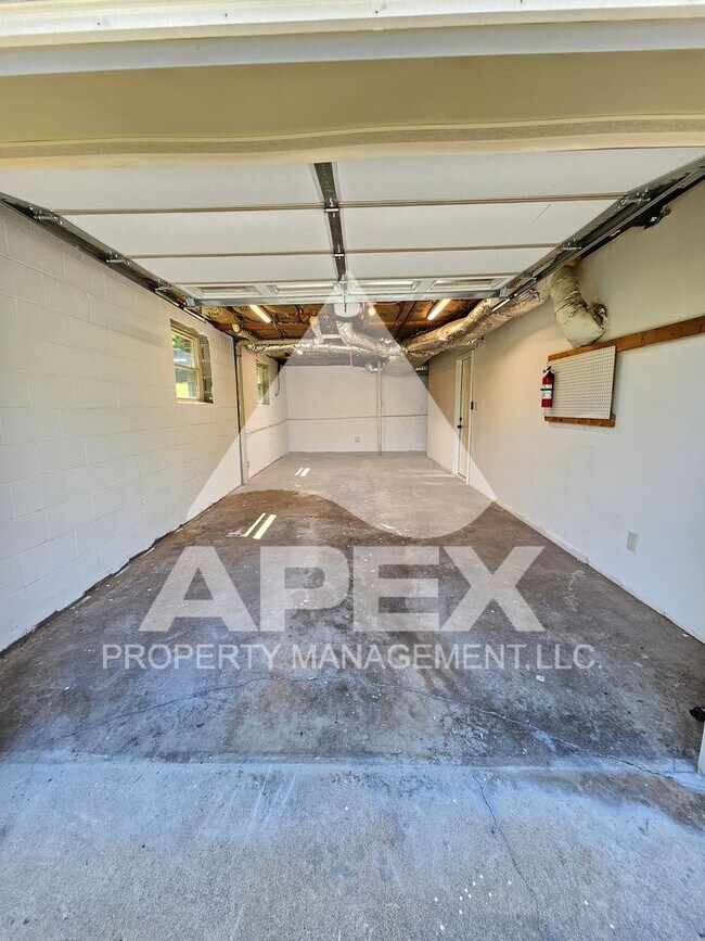 Building Photo - Renovated - 2 Bd 2.5 Ba Townhouse Duplex w/Huge Bonus room and oversized 1-car garage in West Kno...
