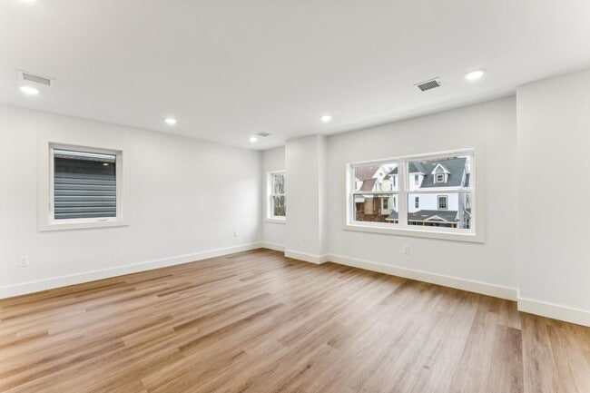 Building Photo - 84 Hollywood Ave