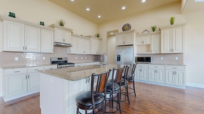 Building Photo - 4 bed, 4 bath home in Kennewick