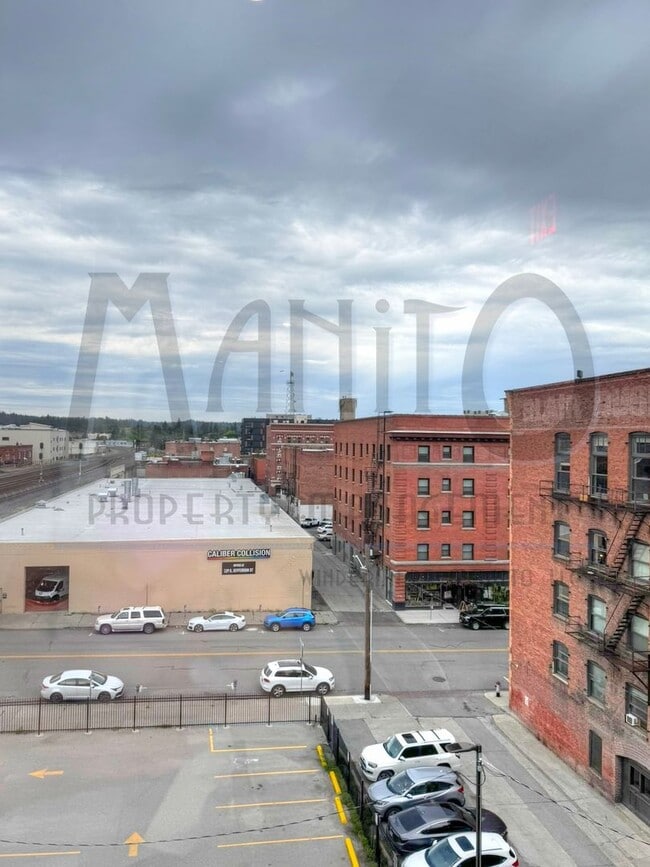 Building Photo - Stunning & Spacious Penthouse Condo
