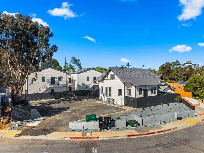 Building Photo - 832 Desty St