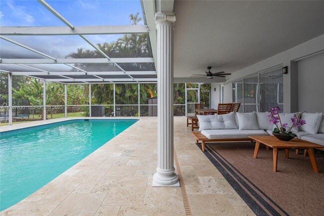 Building Photo - 608 1st Key Dr