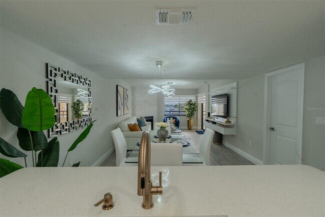 Building Photo - 126 1st St E