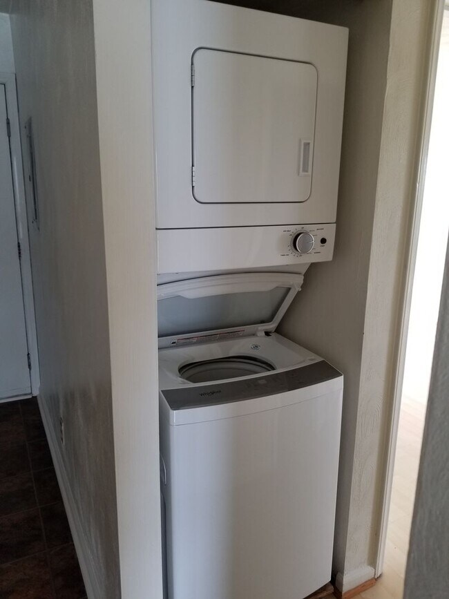 Building Photo - Spacious 4bd/2ba Apartment at Hunters Ridge Condominium